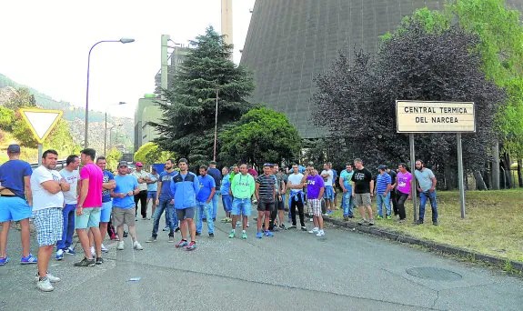 Los trabajadores de Astur Leonesa mantuvieron el paso cortado a la central durante toda la mañana. 