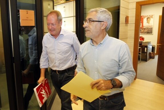 Aurelio Martín y Gaspar Llamazares, ayer en el Ayuntamiento. 