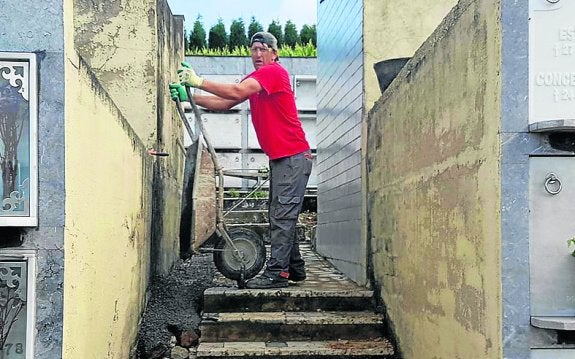Trabajos de reparación del camposanto. 