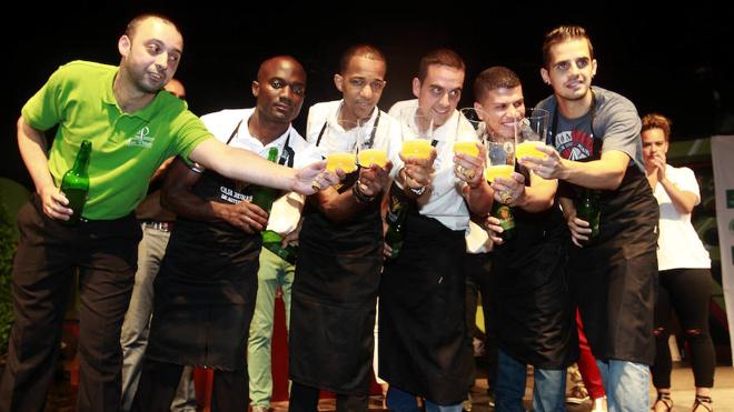 De izquierda a derecha, Eduardo Fernández (Los Pomares), Salvador Ondo (El Mallu), Wilkin Aquiles (El Mallu), Pablo Álvarez (Alberto), Jeison Franco (El Madreñeru) y Jonathan Trabanco (Manolo Jalín), los protagonistas del concurso de escanciado de ayer en la plaza Mayor de Gijón. 