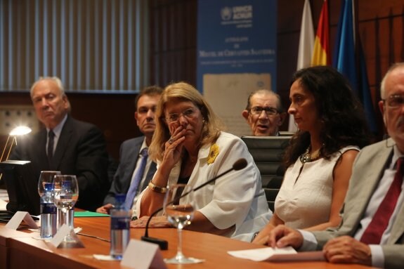 Elvira Rodríguez, en el centro, en la clausura de ayer de los cursos de La Granda. 