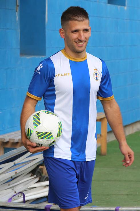 Álex Arias en su primer día como nuevo jugador del Real Avilés.
