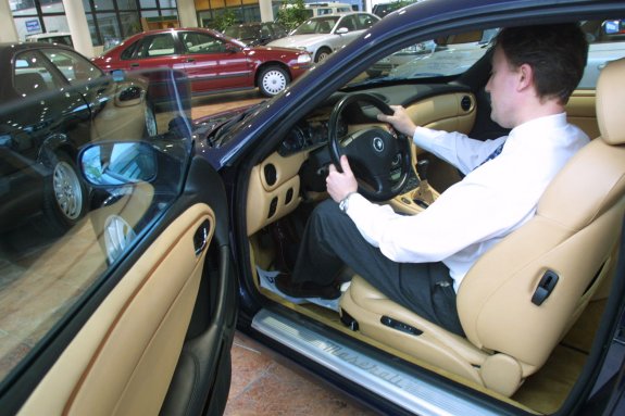 Un cliente prueba en un concesionario un coche, que es el destino de la mayor parte de los créditos al consumo . 
