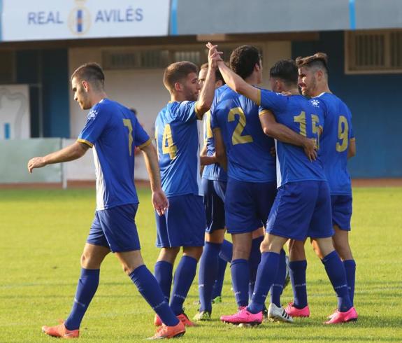 Los avilesinos celebran un gol.