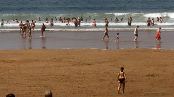 La playa de San Lorenzo está registrando jornadas de máximas afluencia en los últimos días debido a las agradables temperaturas.