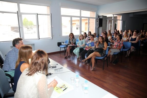  Jorge Antuña, Eva Illán y Montserrat López, en la mesa, se dirigen a los profesores que asistieron a la jornada formativa. 