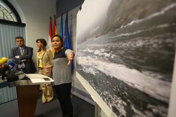 Carmen Moriyón muestra una imagen de la mancha, en compañía de Vidal Gago, gerente de la EMA, y Clara Fernández, directora de Medio Ambiente. 