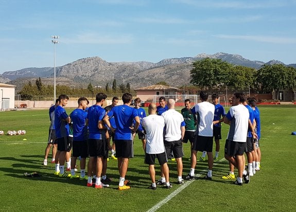 Los jugadores y técnicos del Real Oviedo, durante la sesión de trabajo ayer en Mallorca.