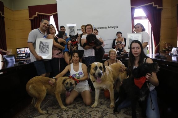 Las mascotas, recogidas por la Fundación Amigos del Perro, con voluntarias de la entidad. 