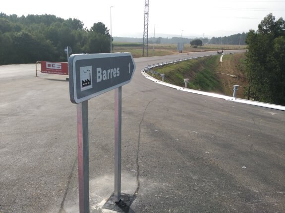 Señalización vertical del ramal de acceso al polígono de Barres desde la autovía A-8. 