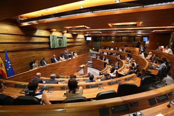 Un momento del pleno institucional del Día de Asturias, ayer, en la Junta General del Principado. 