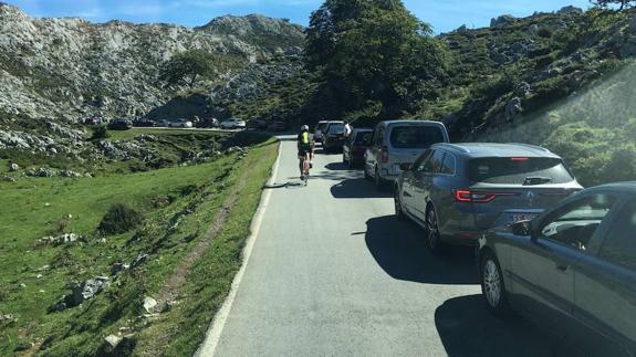 Atasco en la carrtera de acceso a los Lagos este sábado. 