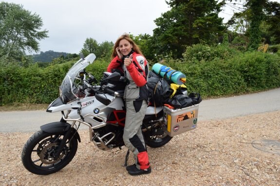 María Elsi Riveiro, junto a su moto, dispuesta para la aventura. 