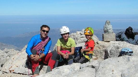 Alicia, junto a sus padres, en la cima del Urriellu en una imagen colgada en el Facebook. 