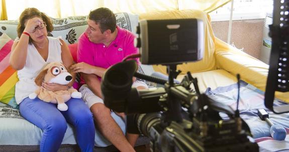 Noelia Estornell y Alberto Bordes, ayer, en su casa. 