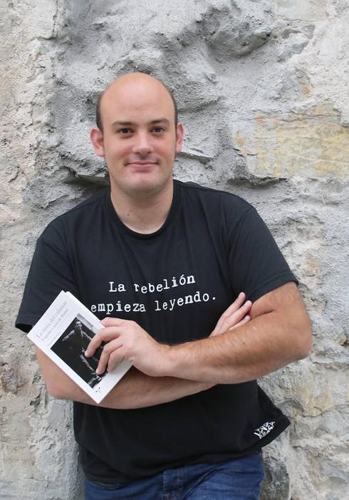 Miguel Barrero, con un ejemplar de su último libro.