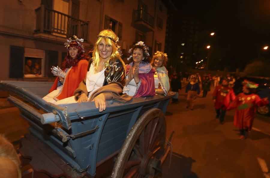 Las reinas del Goxu y la Faba del pasado Antroxu, en el desfile de Llaranes 