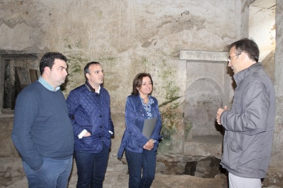 El alcalde de Salas, Sergio Hidalgo; el delegado episcopal de Bienes Culturales, Víctor Cedrón, y la directora de Patrimonio, Otilia Requejo, atienden las explicaciones del arqueólogo Alejandro García, durante la visita. 