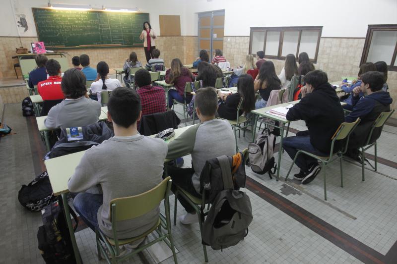 Estudiantes de un instituto en el inicio del curso en Oviedo.