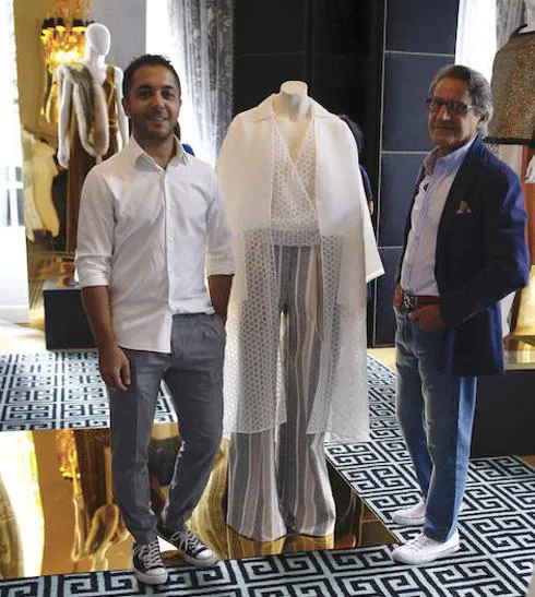 Los diseñadores Nicolás y Miguel Marinero posan con los diseños presentados en Madrid.