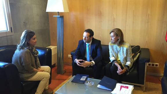 Esther Fernández, Guillermo Martínez y Concepción Iglesias durante la reunión.