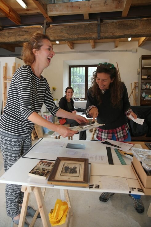 Virginia López, coordinadora de PACA, con las artistas Claudia Gambadoro y Tamara Vignati. 