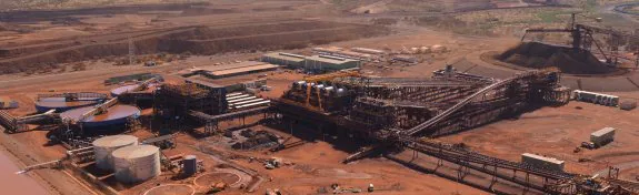 La planta de procesado de mineral de hierro construida en el complejo de Roy Hill con capacidad para procesar 55 millones de toneladas al año. 