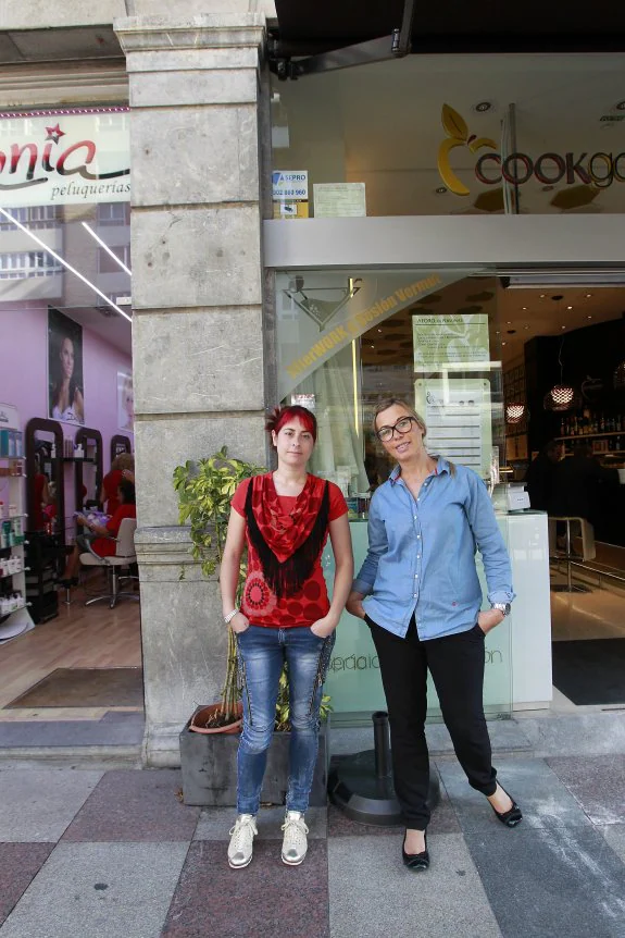 Paula Livian y Sonia Brea ante sus comercios de Uría, 56. 