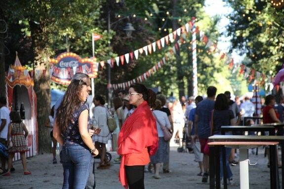 Un grupo de personas conversa en el festival Gijón Central Park. 