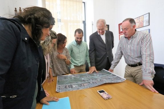 El alcalde y varios ediles atento a las explicaciones del arquitecto municipal. 