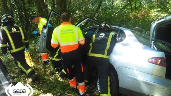 Efectivos de bomberos, durante la intervención.