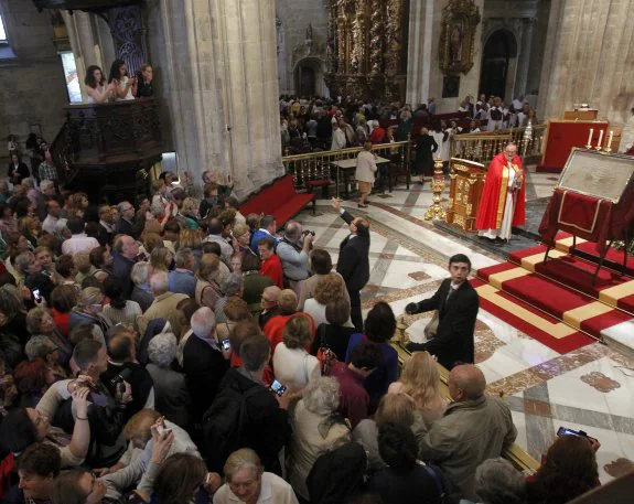 Cientos de fieles acudieron al final de la eucaristía a contemplar y fotografiar el Santo Sudario. 