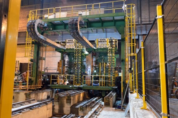 Una de las tres cajas de laminación instaladas en el tren de carril de la factoría gijonesa de ArcelorMittal. 