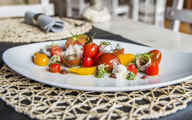Ensalada de tomates con pesto y aceitunas