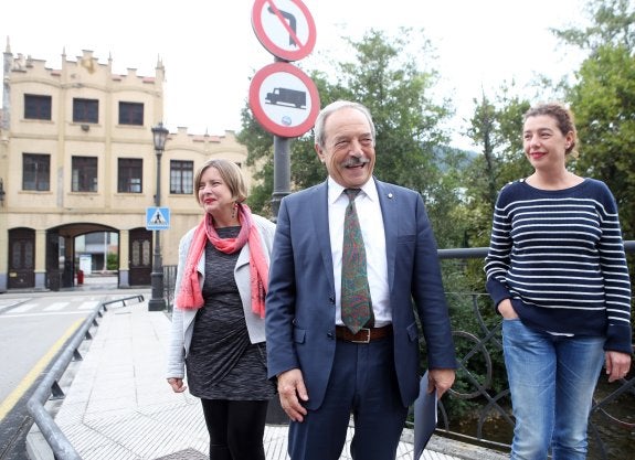 Ana Taboada, Wenceslao López y Cristina Pontón, ante la fábrica de armas trubieca. 