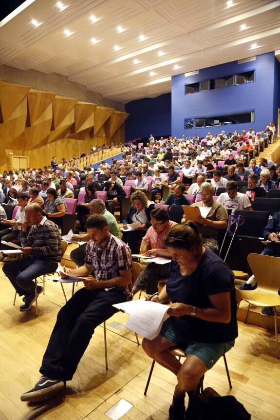 El auditorio poleso acogió la prueba, que contó con más de trescientas personas . 