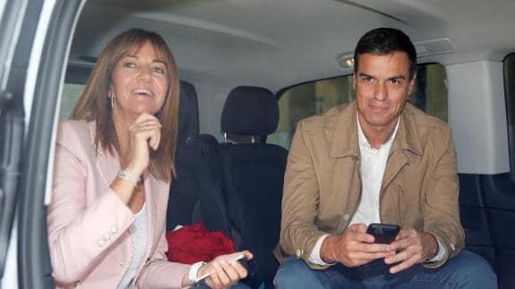 Sánchez y la candidata del PSE, Idoia Mendia, en la furgoneta electoral de los socialistas vascos antes de un acto en la localidad vizcaína de Portugalete