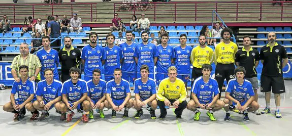 Plantilla del Cronistar Base Oviedo para la temporada 2016-2017, con su entrenador Falo Méndez a la izquierda. 