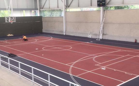 Imagen del cambio de la pista de tenis cubierta por otra polideportiva colgada por el tenista en las redes sociales. 