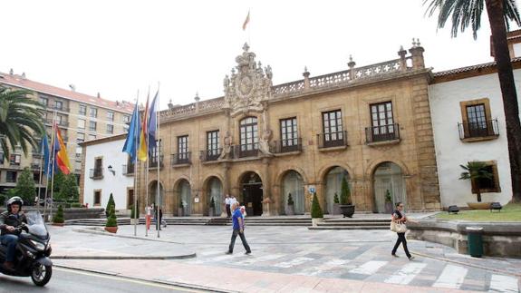 IU exige al Principado que rescinda el contrato de gestión del Hotel de La Reconquista