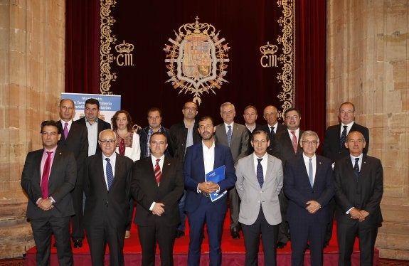 Los firmantes de la declaración en favor de la minería metálica en Asturias posan al término del acto de ayer. 