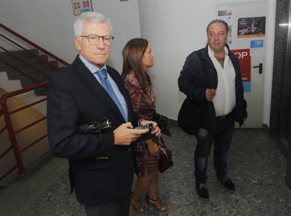 Elena García, acompañada del abogado Jorge Montoto, charla con un sindicalista, ayer. 