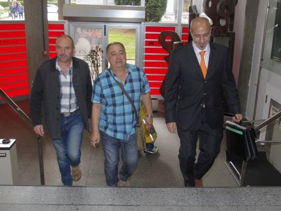 Daniel García Becerril, a la derecha, entra en la sede de CC OO Asturias, en Oviedo, escenario de la reunión celebrada ayer. 