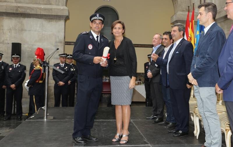 La alcaldesa de Gijón, en la entrega de las condecoraciones y medallas.