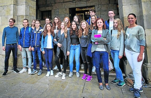 Estudiantes alemanes, a las puertas del Ayuntamiento. 