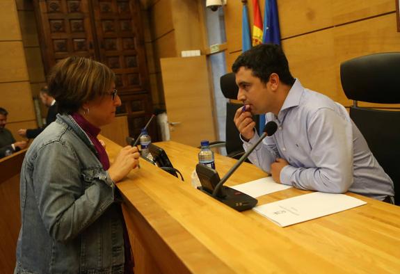 El concejal socialista Javier Rodríguez, quien presidió ayer el pleno, conversando con la concejala de Somos Siero, Ana Ballester. 