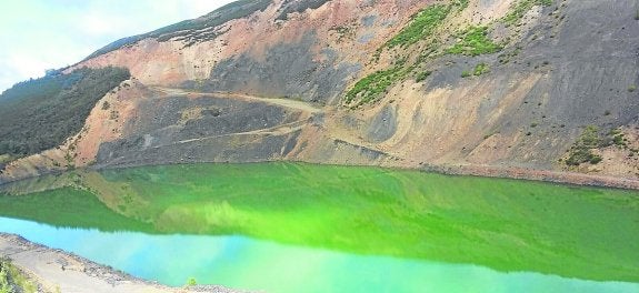 El alto nivel del agua acumulada en la balsa preocupa a los vecinos. 