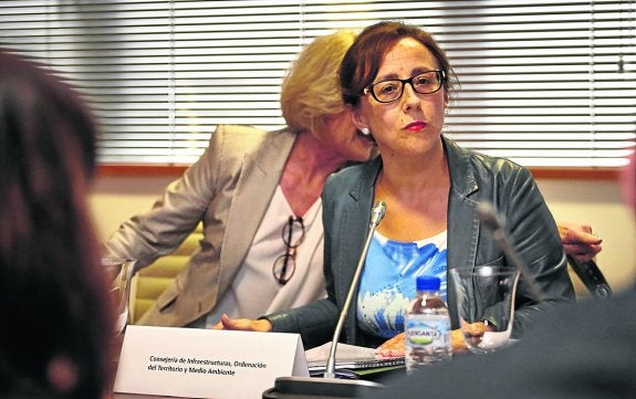 Belén Fernández, en la reunión de ayer en la Autoridad Portuaria 