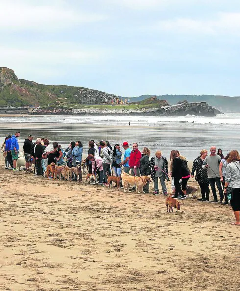 Concentración de la plataforma en la playa de Salinas. 