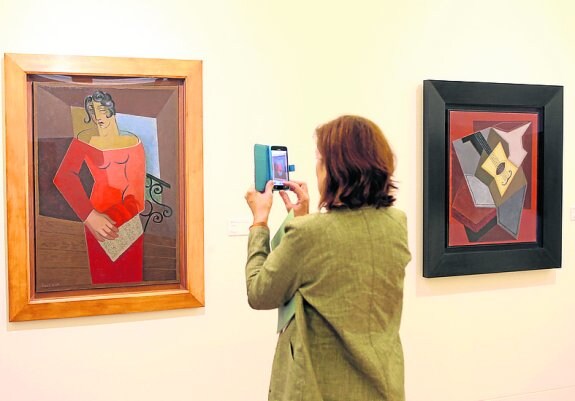Una mujer fotografía una de las obras de Juan Gris que forman parte de la muestra inaugurada ayer. 